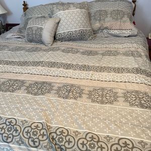 Queen size comforter gray and lavender color